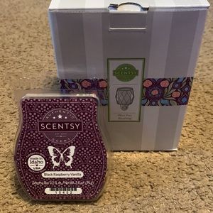 SCENTSY Wire You Blushing Warmer w/Black raspberry vanilla wax